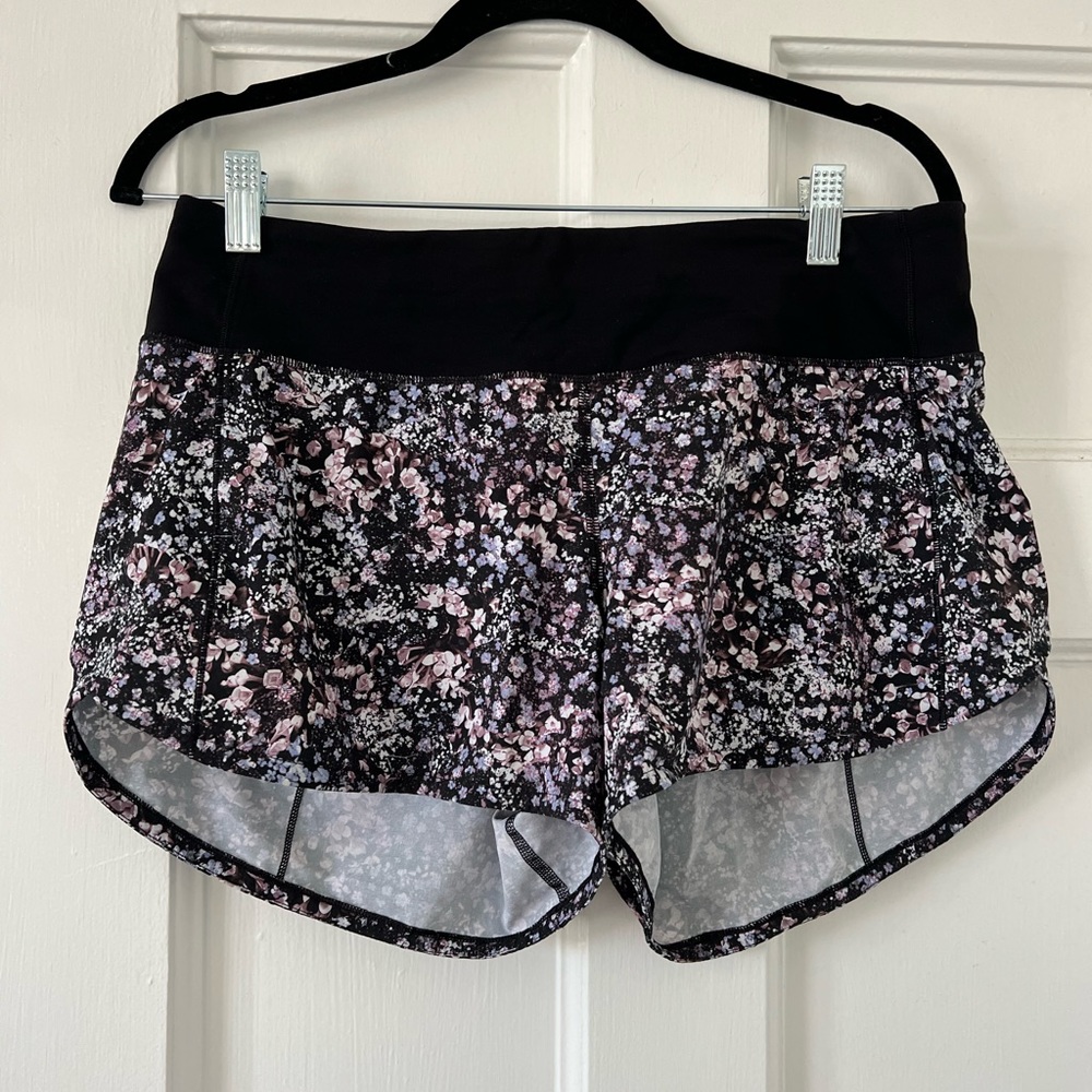 Lululemon hotty hot shorts- 4”- size 8